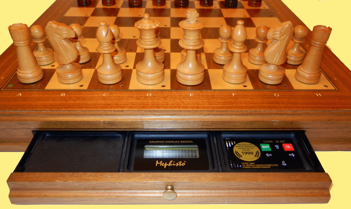 �Mephisto Lyon 32 Bit� chess game module playing inside a Mephisto Muenchen Auto-Sensory Board.