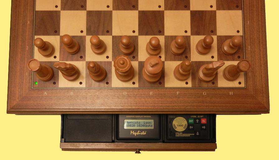 Mephisto Lyon 32 Bit (1990) Top View of Mephisto Lyon 32 Bit inside Modular Chess Board