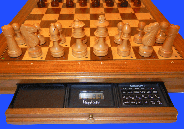 �Mephisto MM V� chess game module playing inside a Mephisto Muenchen Auto-Sensory Board.