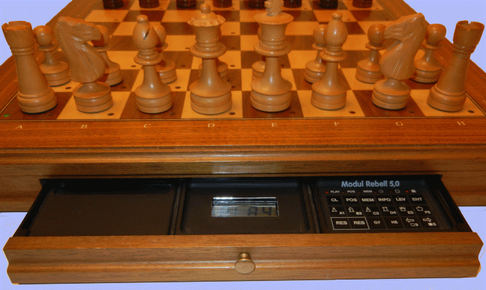 �Mephisto Rebell 5.0� chess game module playing inside a Mephisto Muenchen Auto-Sensory Board.